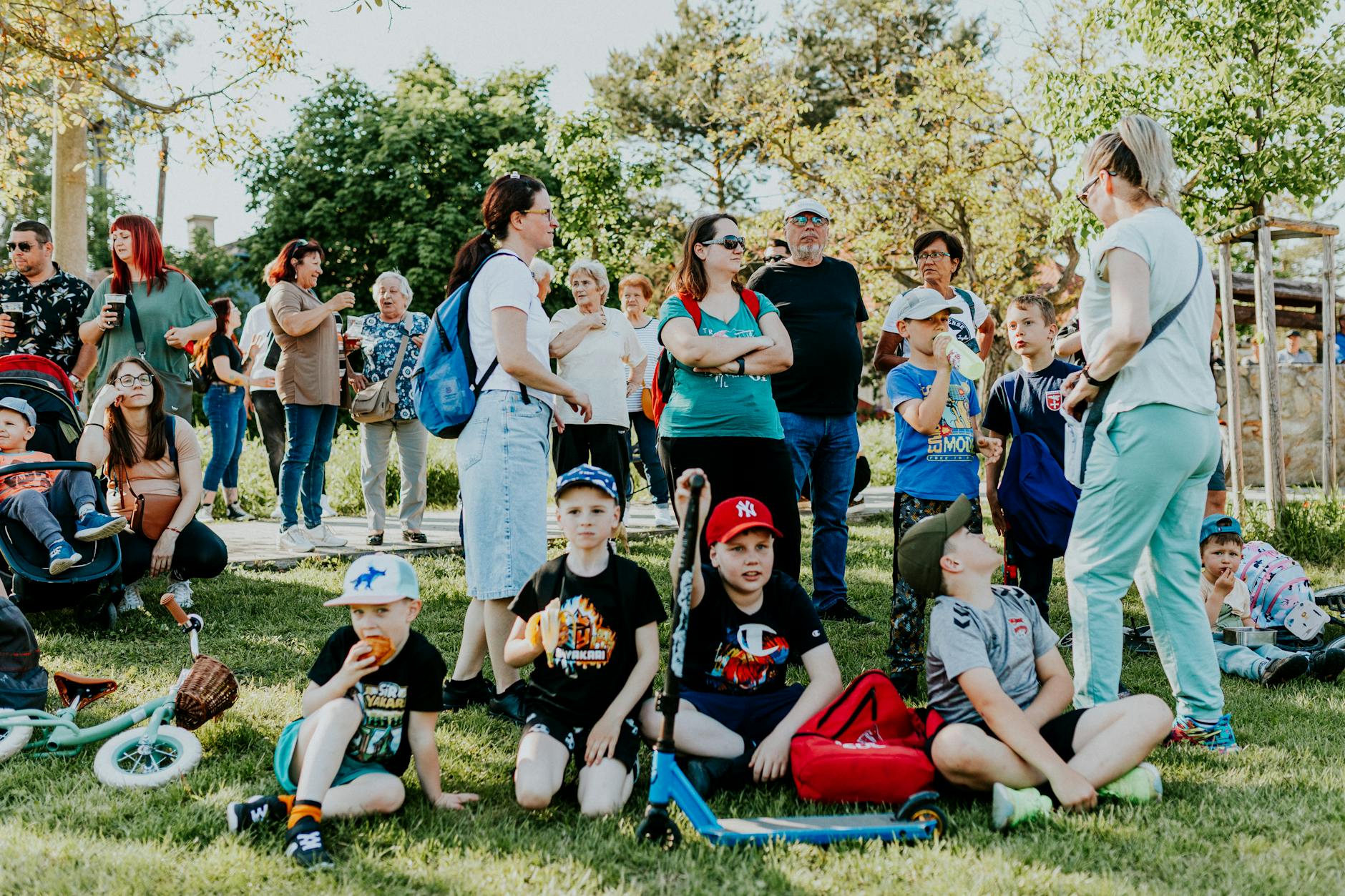 Mieszkańcy Mielca biorący udział w akcji sprzątania terenów zielonych z okazji Dnia Ziemi.